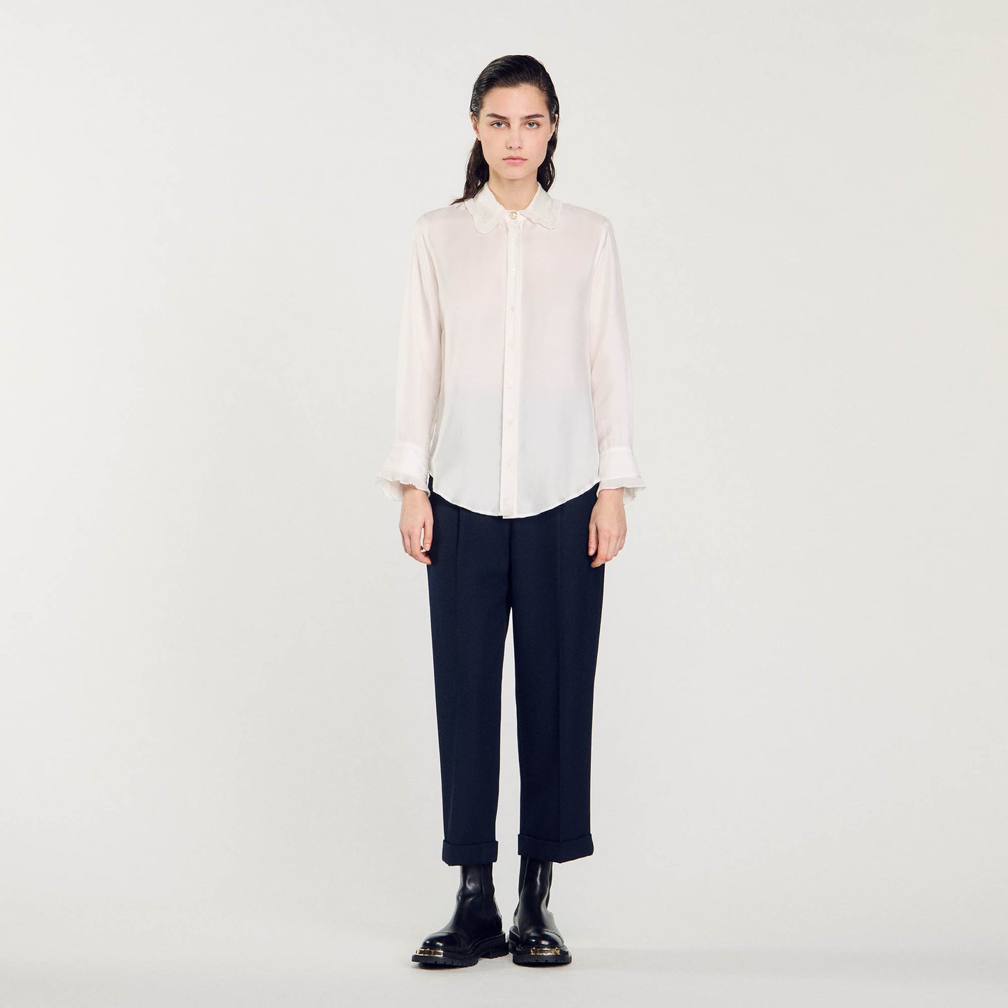Camisa de seda, cuello bordado y plisado