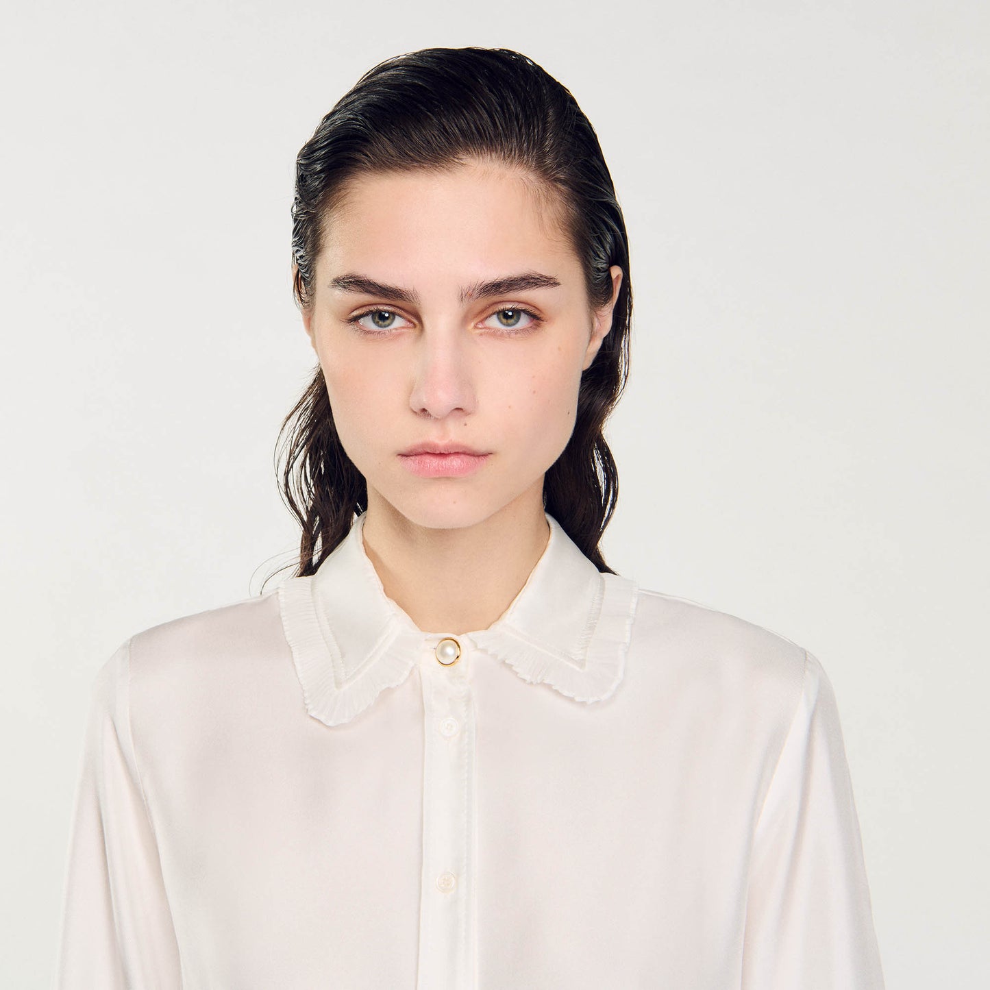 Camisa de seda, cuello bordado y plisado