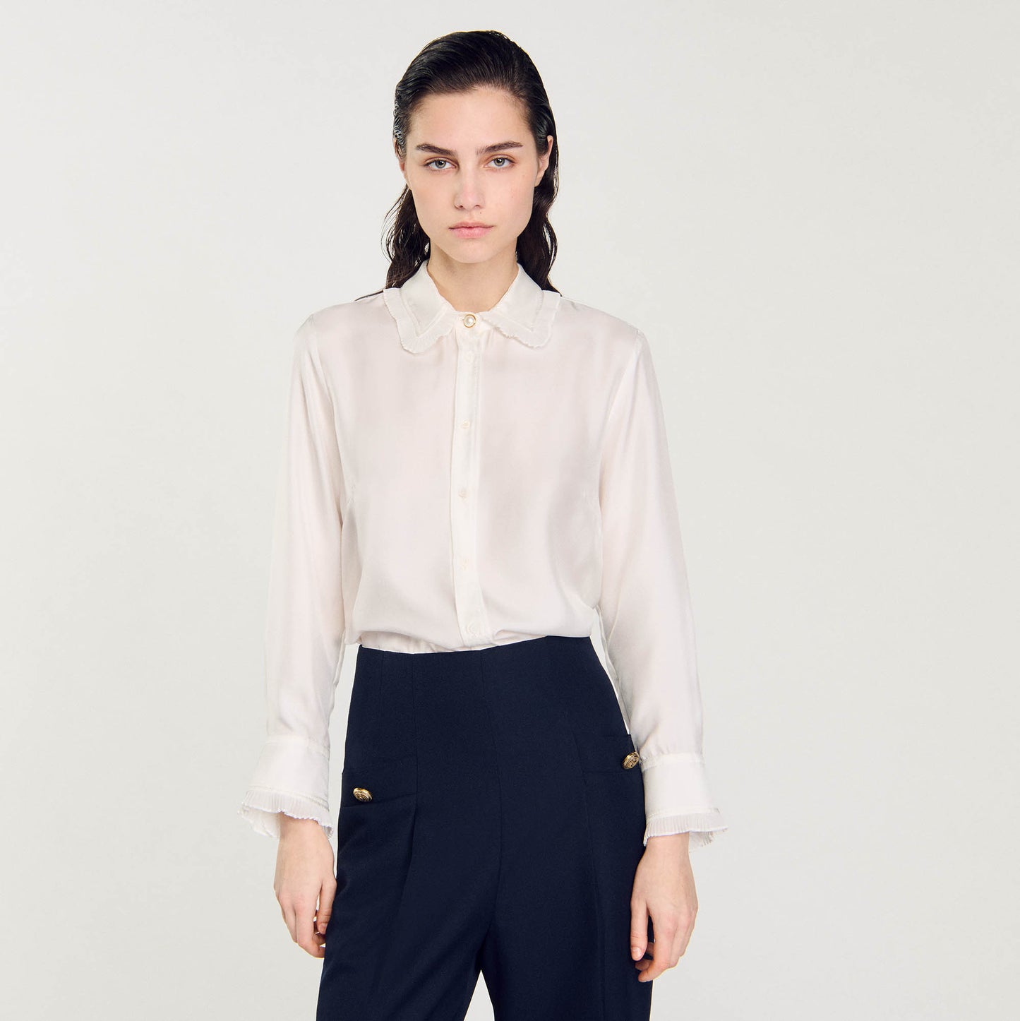 Camisa de seda, cuello bordado y plisado