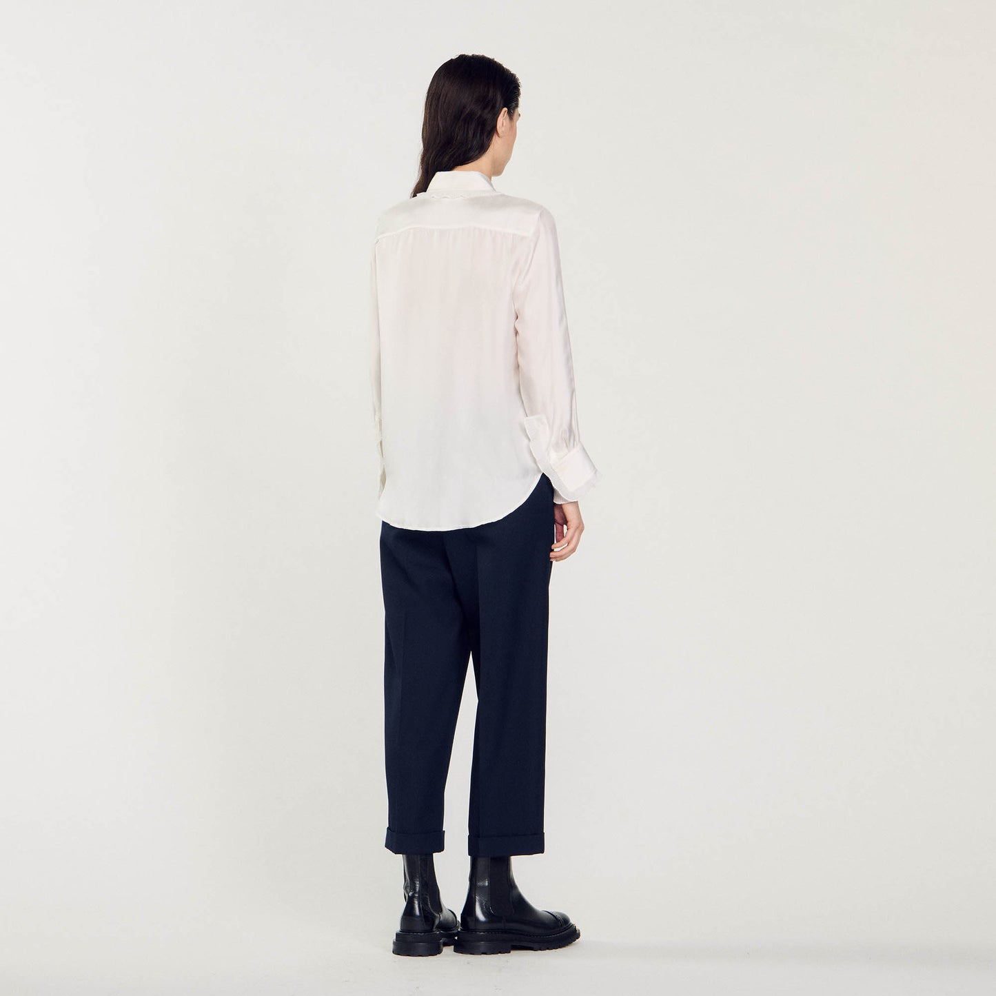 Camisa de seda, cuello bordado y plisado