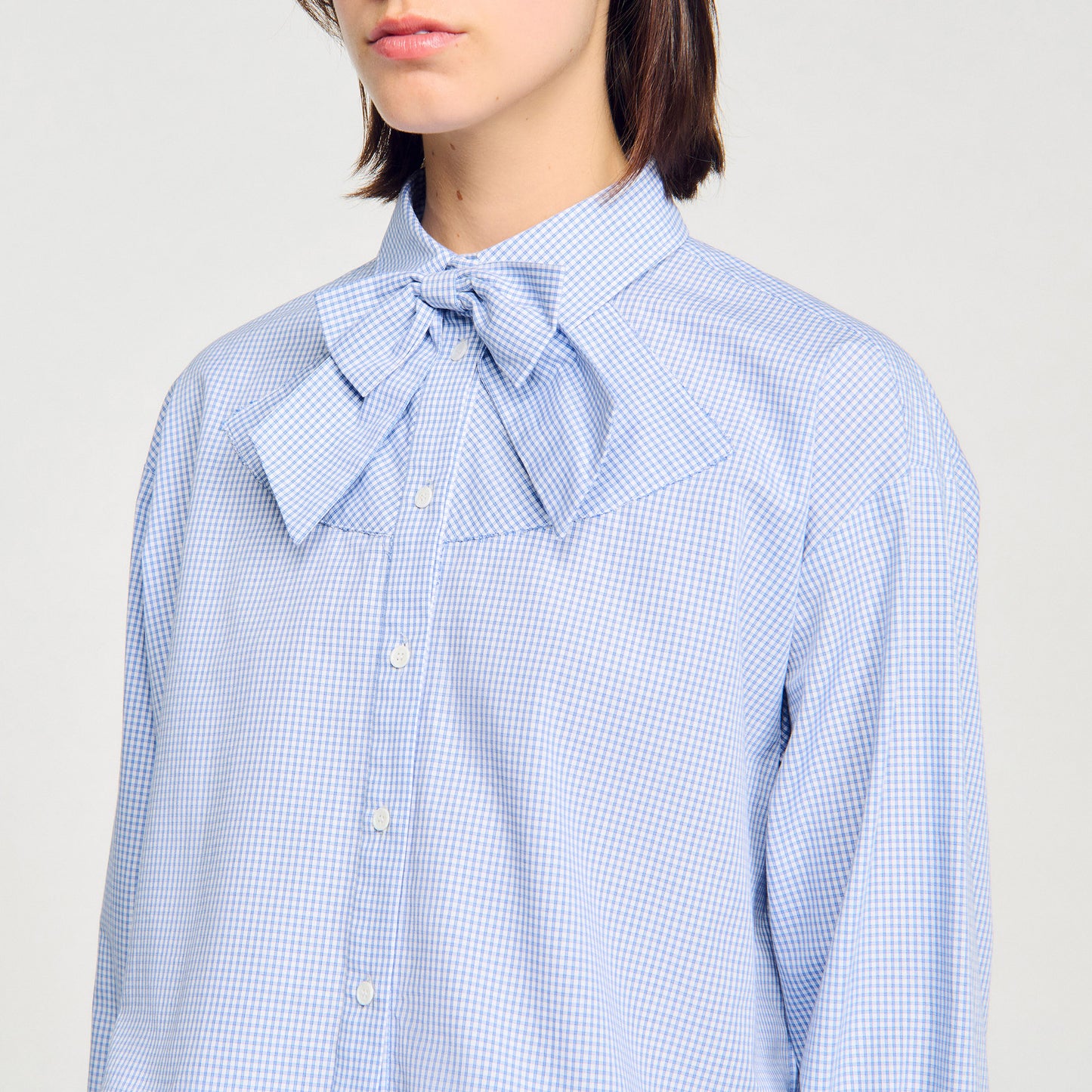 Camisa con lazo en el cuello