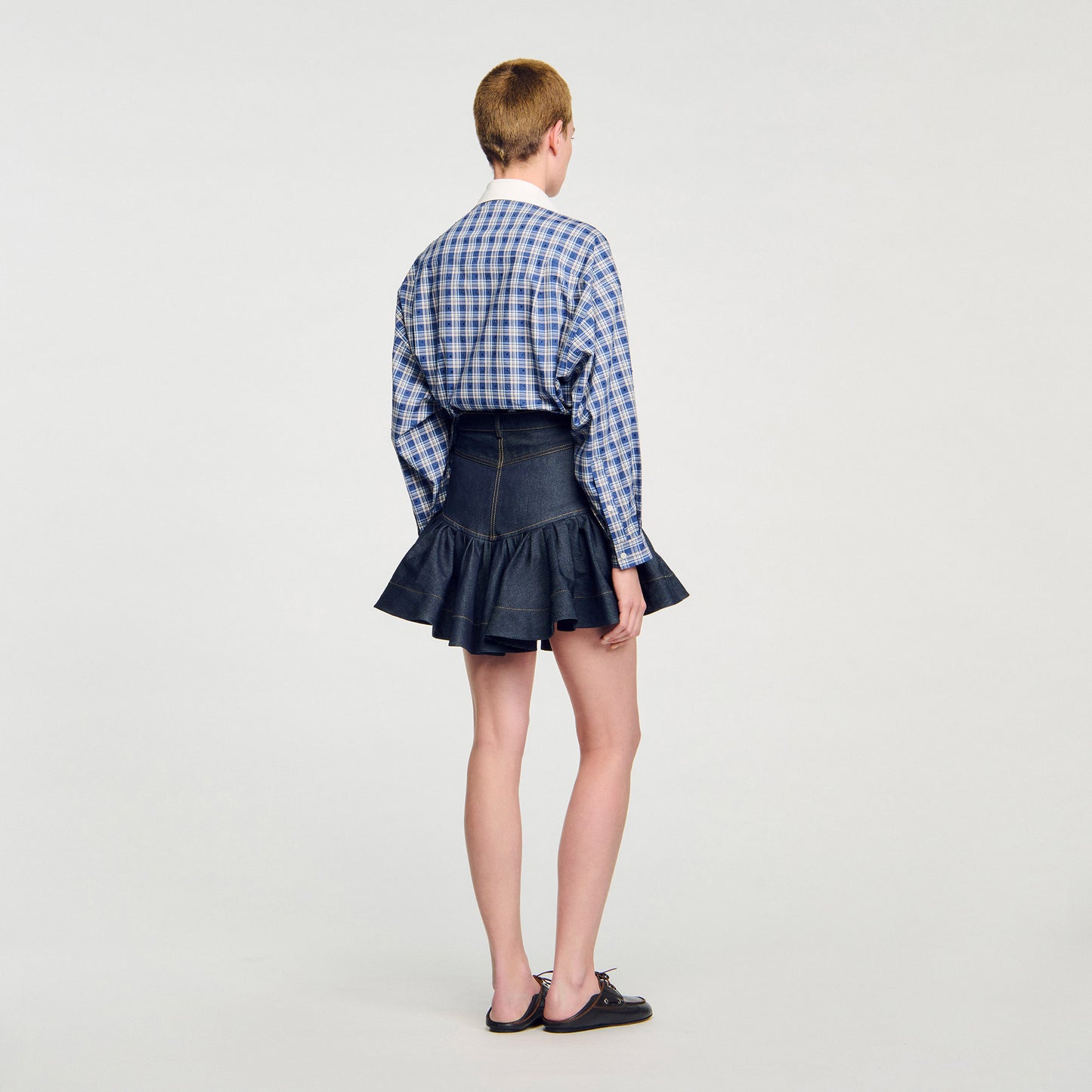 Falda corta de denim con volantes