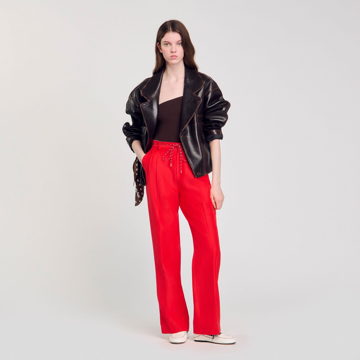 Pantalones con cinturón tipo cordón