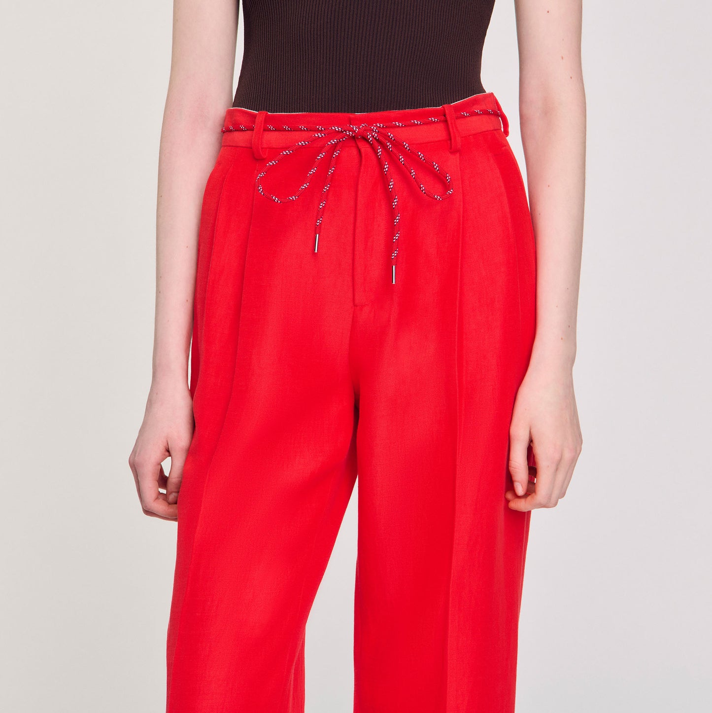 Pantalones con cinturón tipo cordón