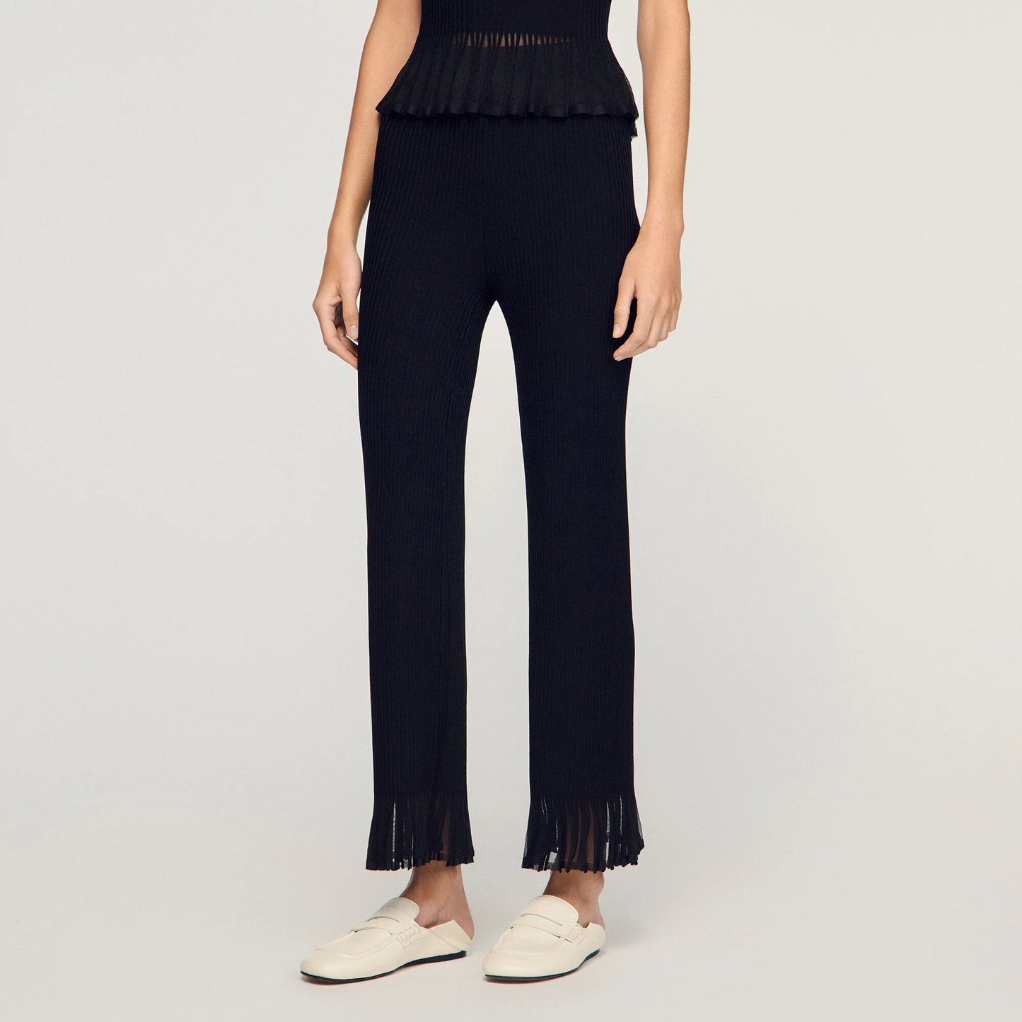 Pantalón de punto con volantes
