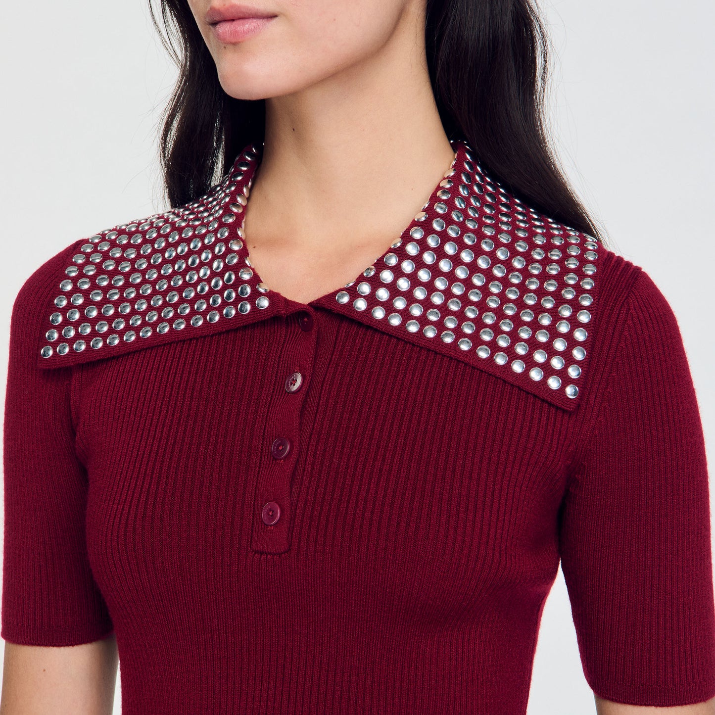 Jersey con cuello de tachuelas de metal