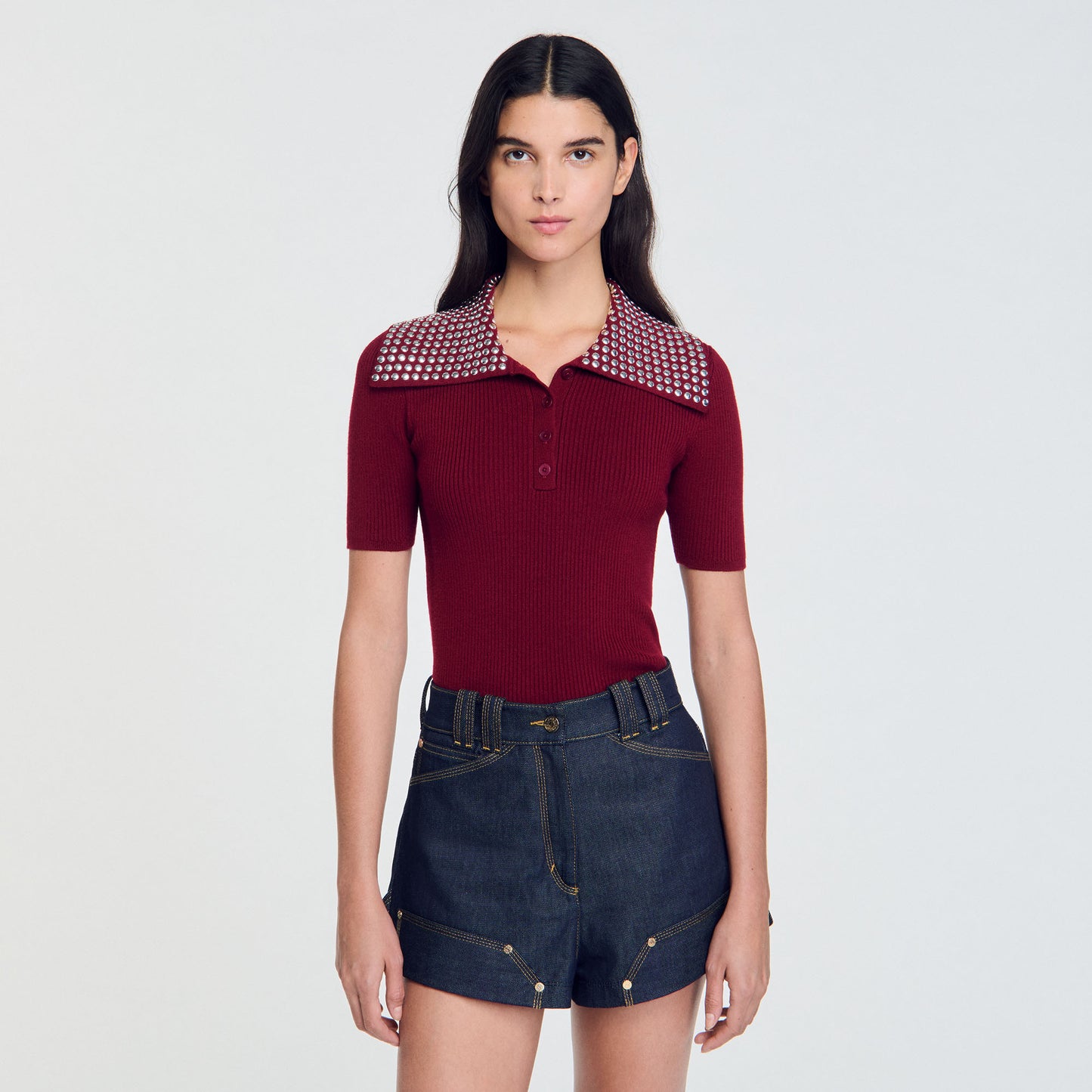 Jersey con cuello de tachuelas de metal