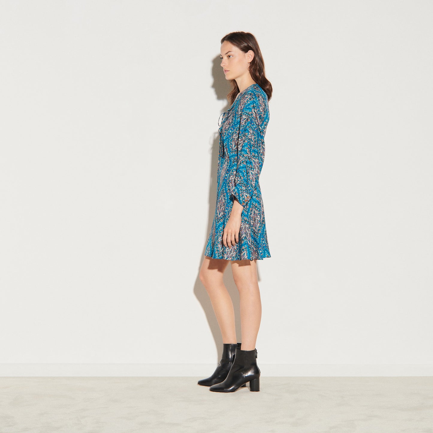 Vestido corto estampado con lazada Kael