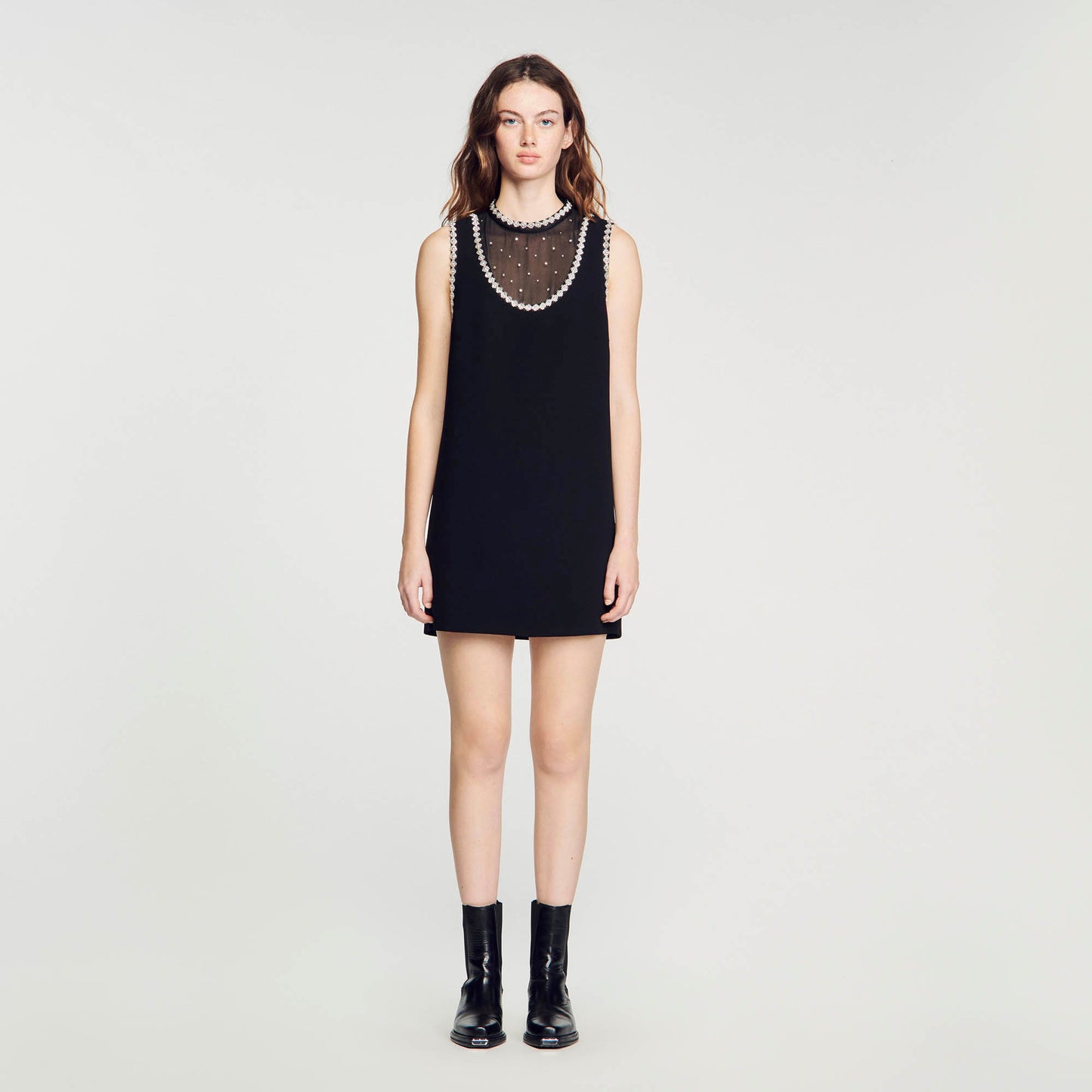 Vestido corto con pedrería en el cuello
