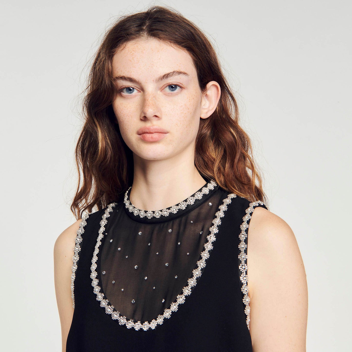 Vestido corto con pedrería en el cuello