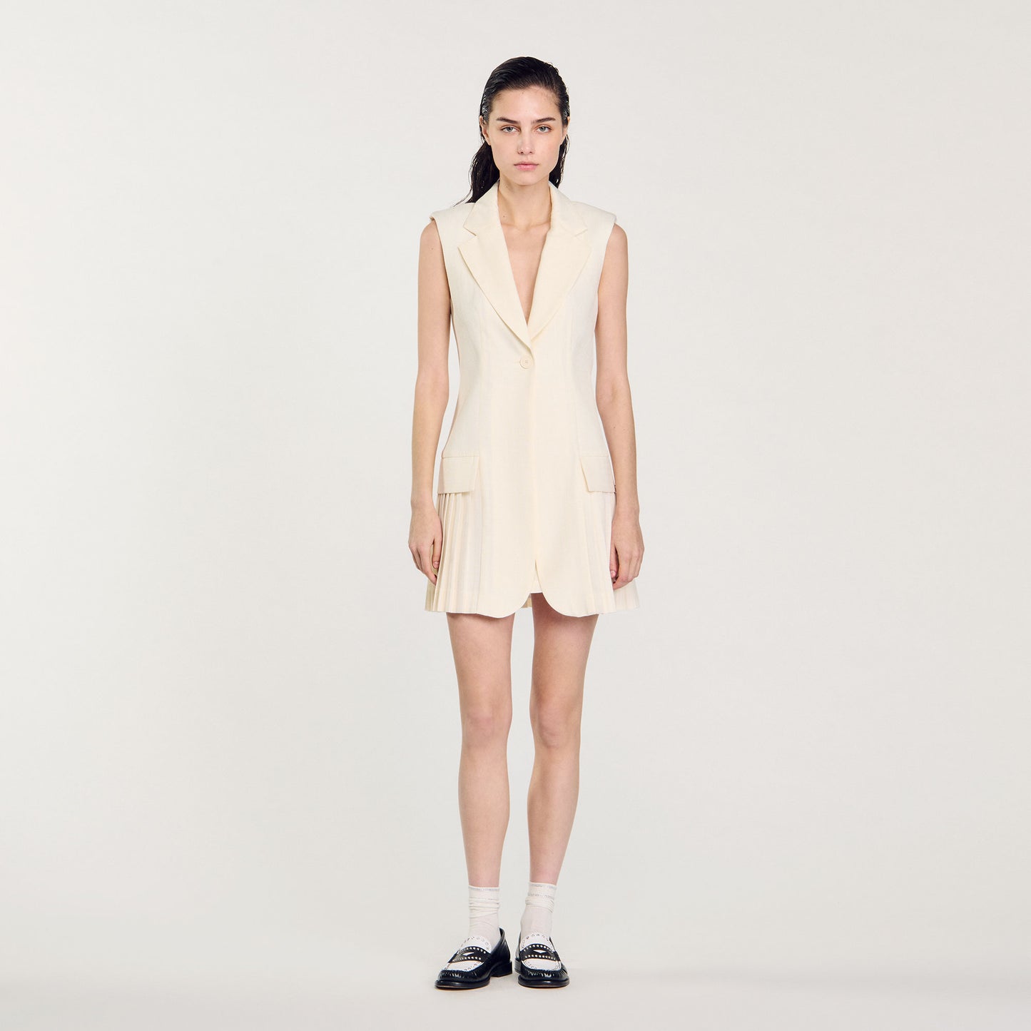 Vestido corto plisado de traje