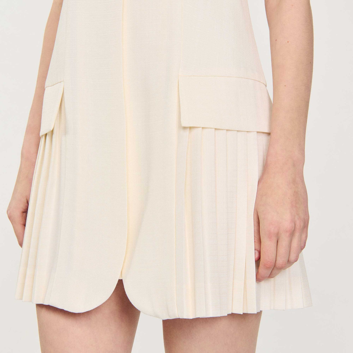 Vestido corto plisado de traje