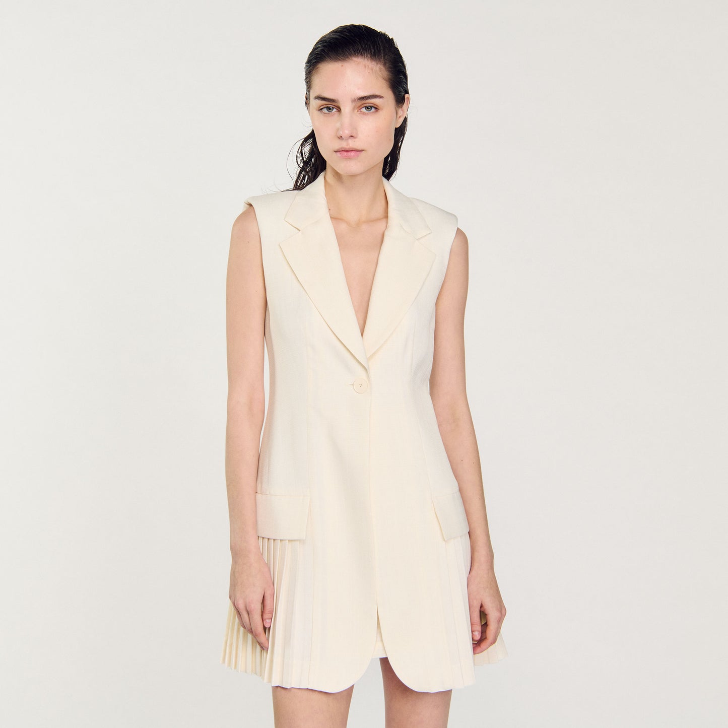 Vestido corto plisado de traje
