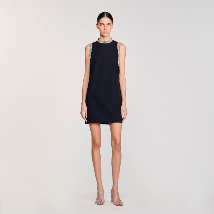 Vestido corto con detalles de strass