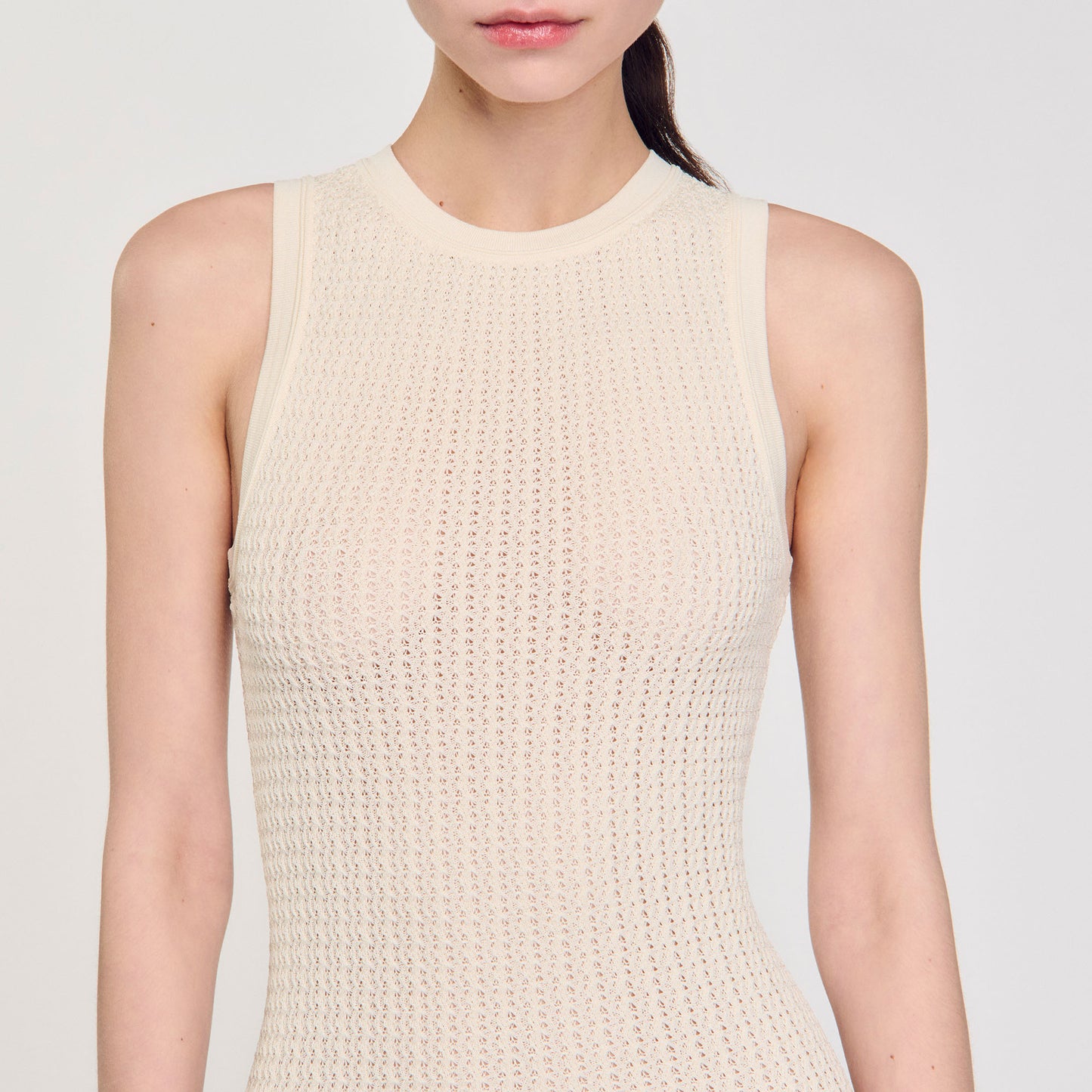 Vestido corto de punto con volante