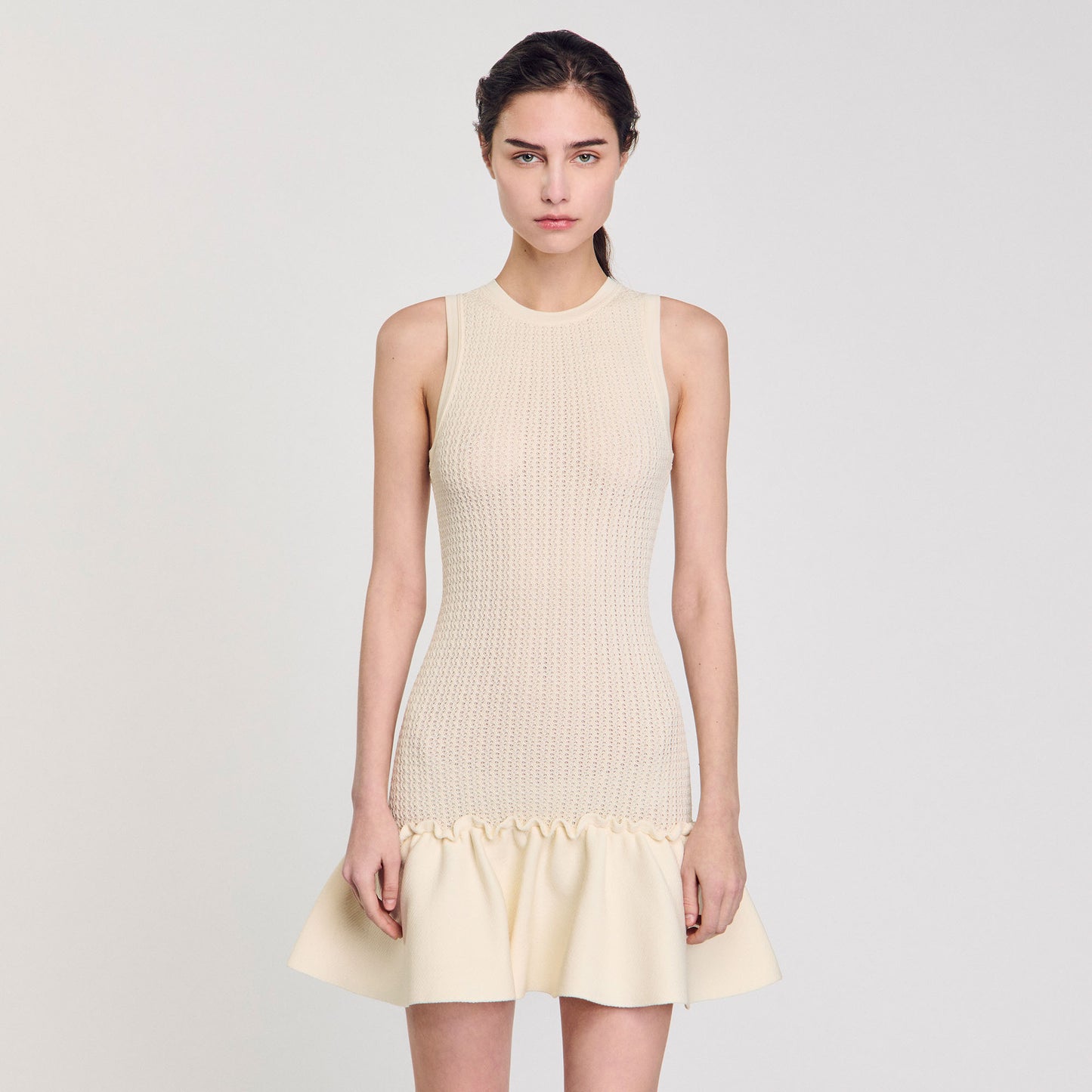 Vestido corto de punto con volante