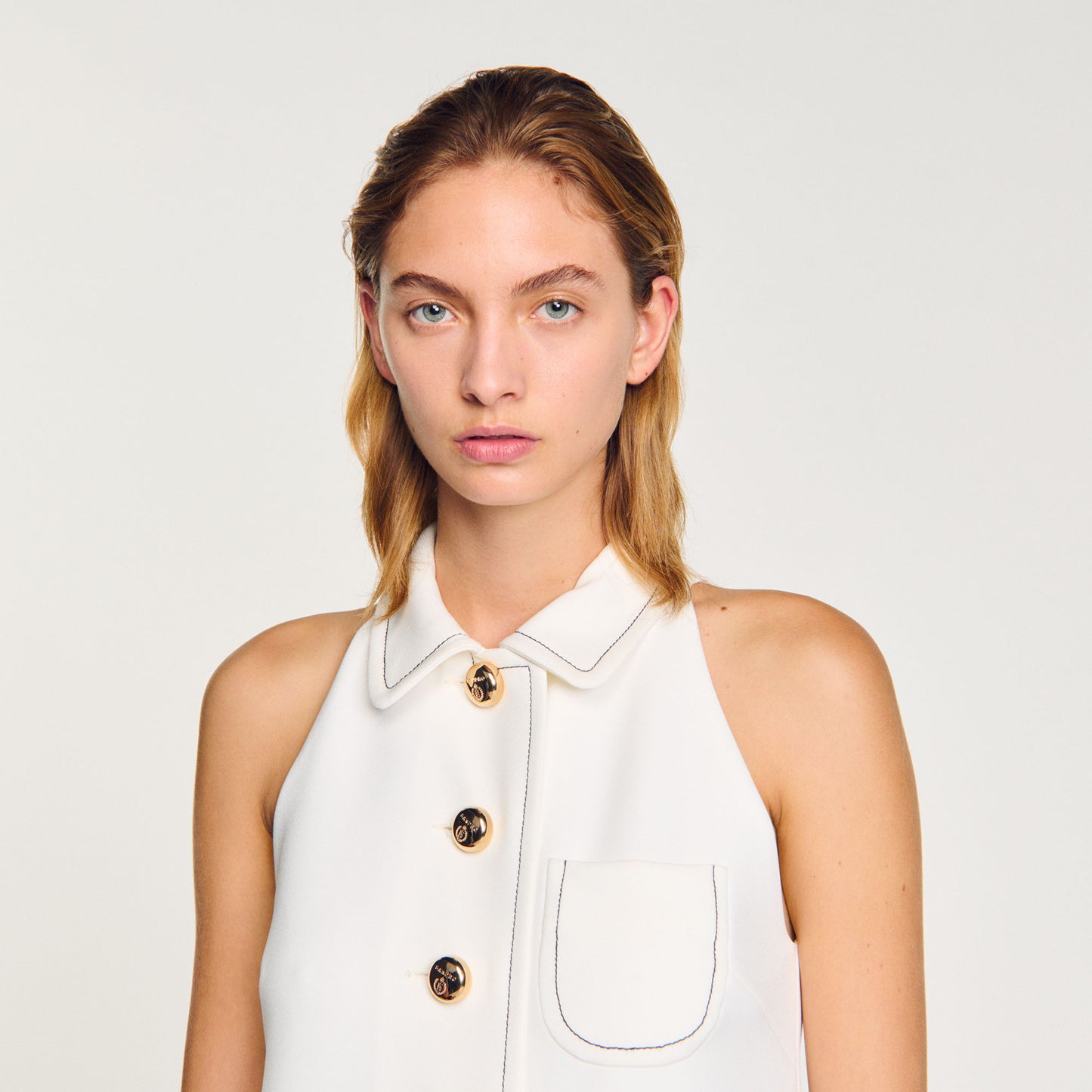 Vestido corto con cuello bebé