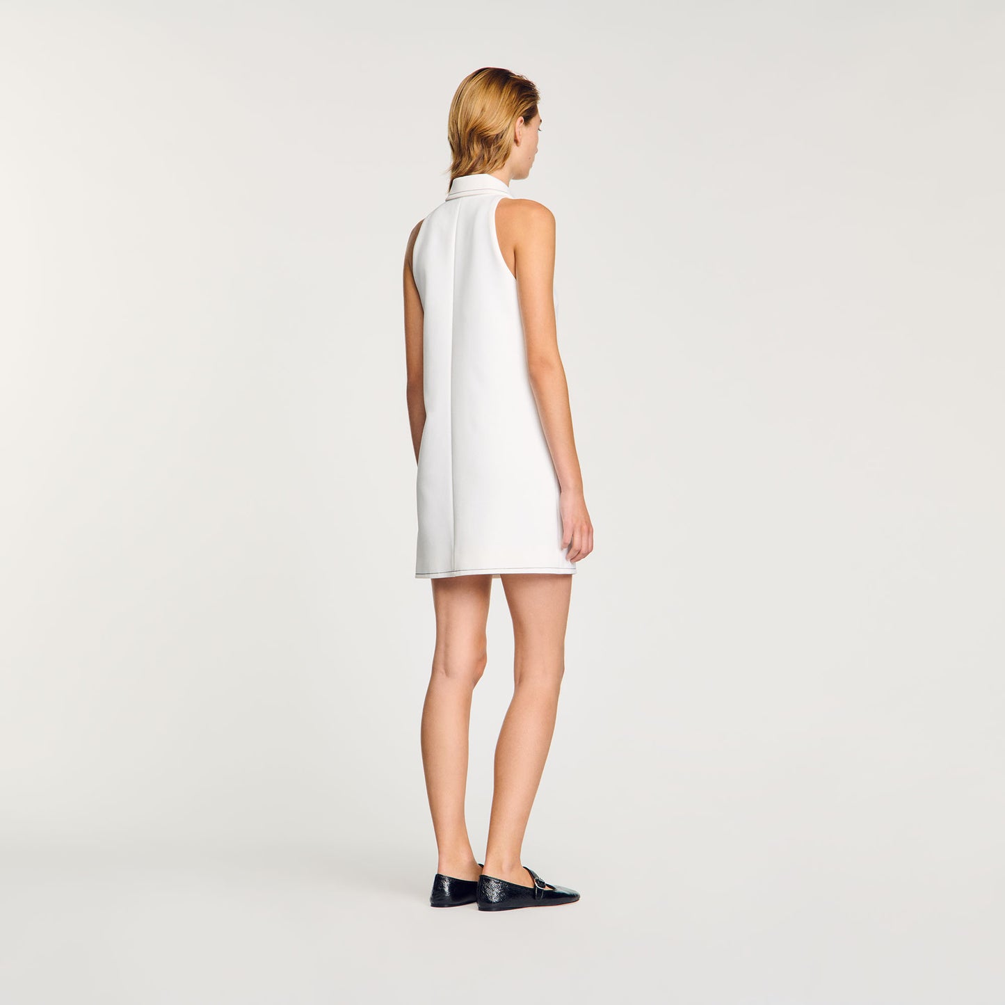 Vestido corto con cuello bebé