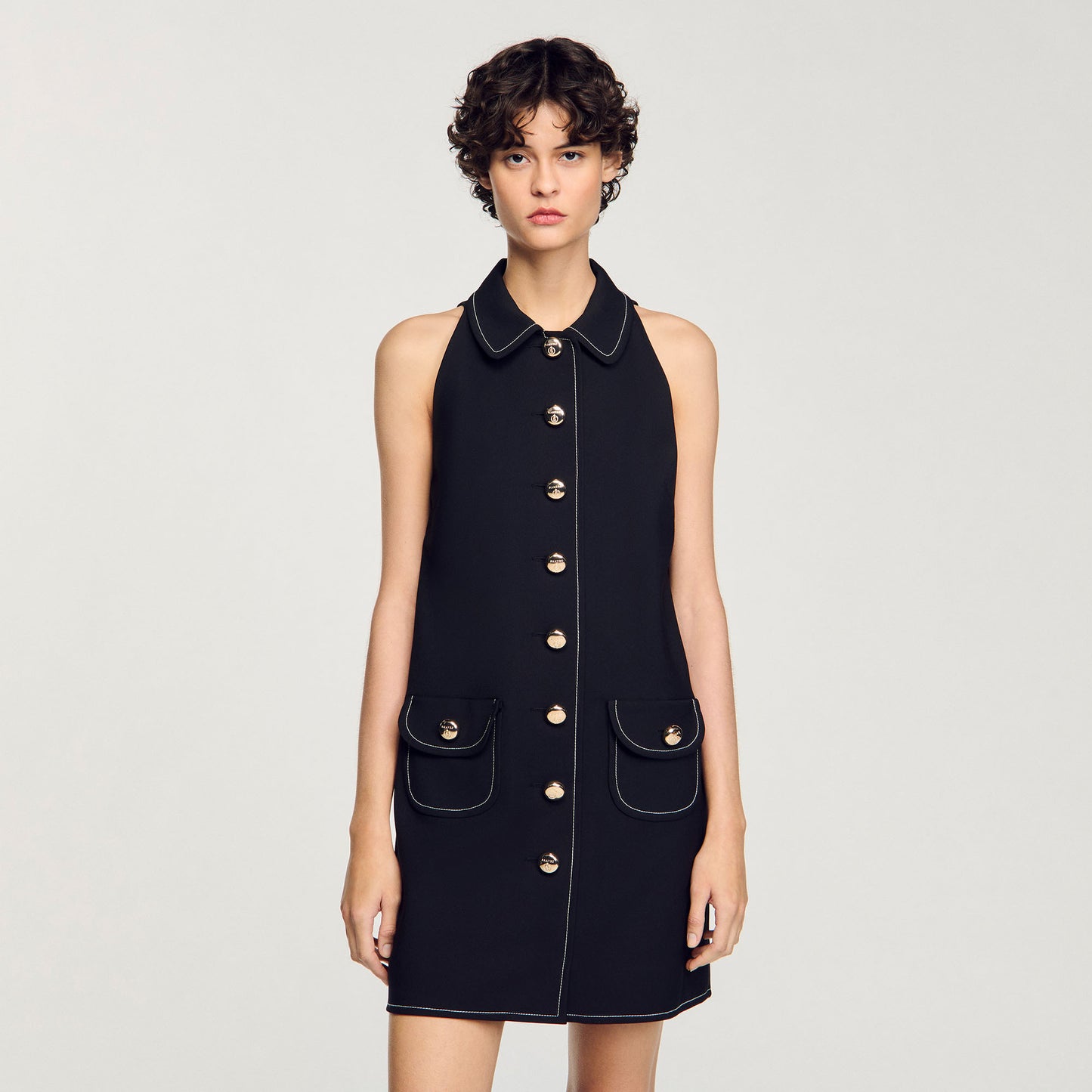 Vestido corto con cuello bebé