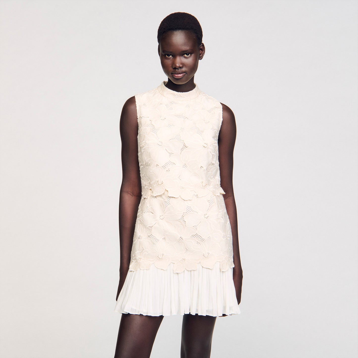Vestido corto de guipur