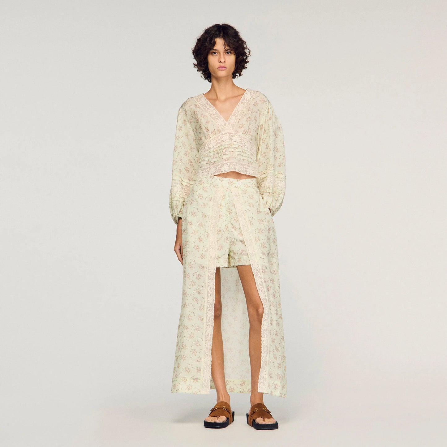 Top corto con estampado de flores