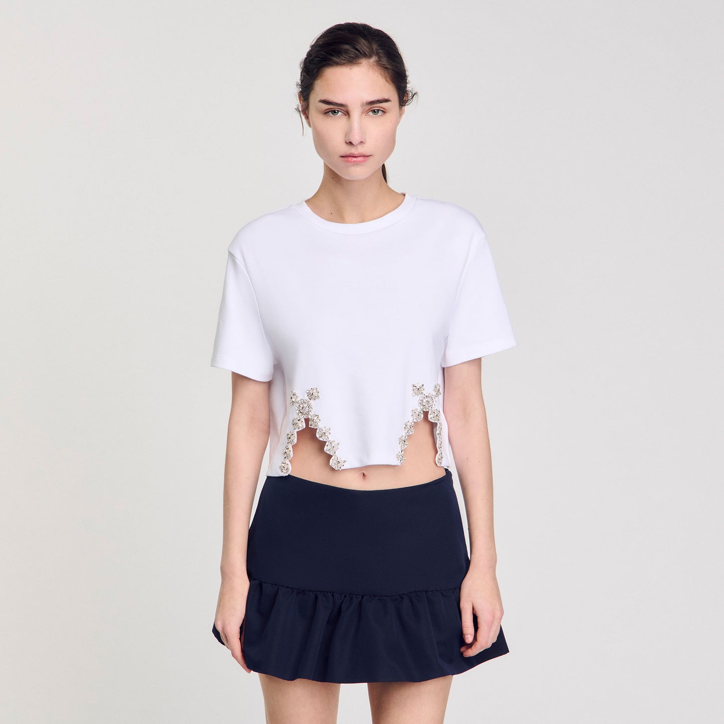 Camiseta corta con detalle de strass