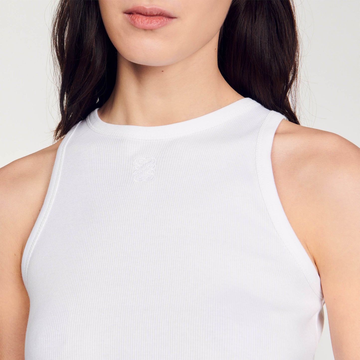 Camiseta sin mangas con bordado