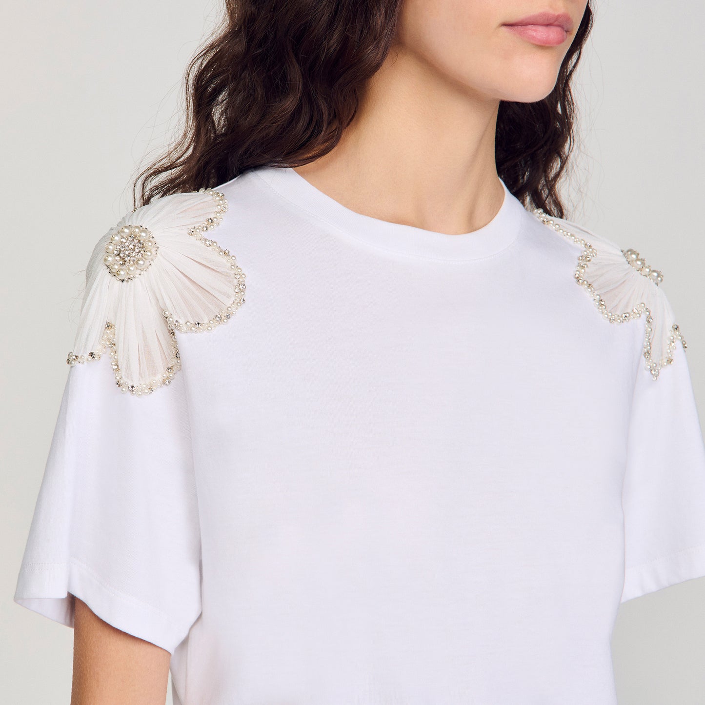 Camiseta con flores bordadas