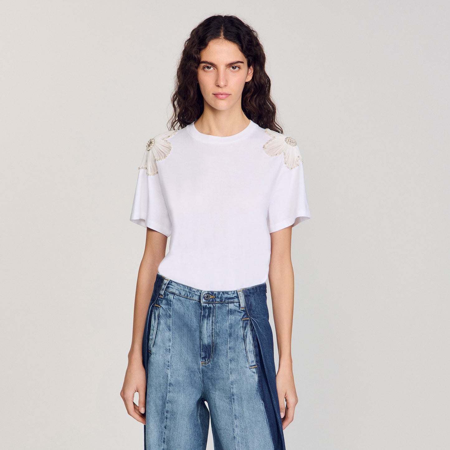 Camiseta con flores bordadas