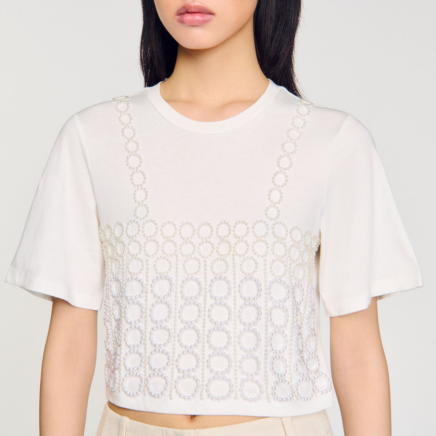 Camiseta cropped con pedrería