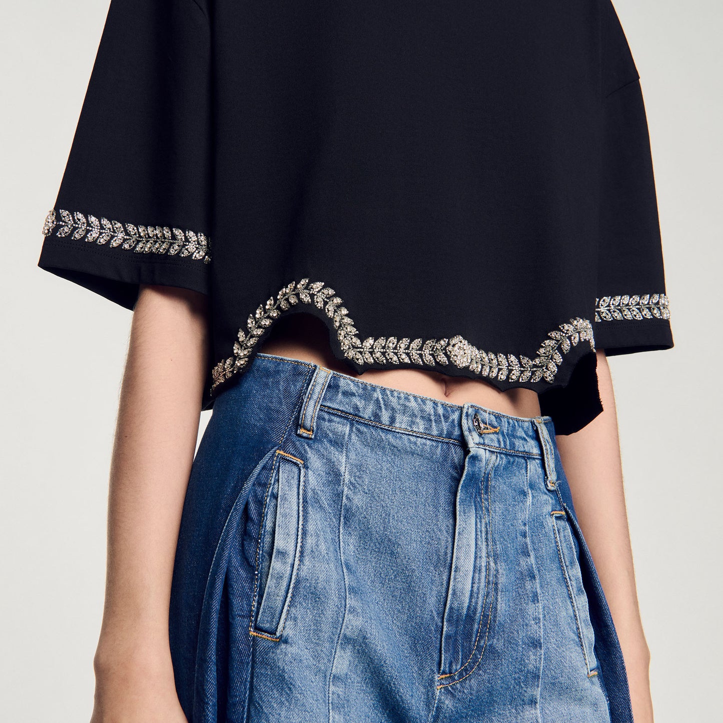 Camiseta corta con strass