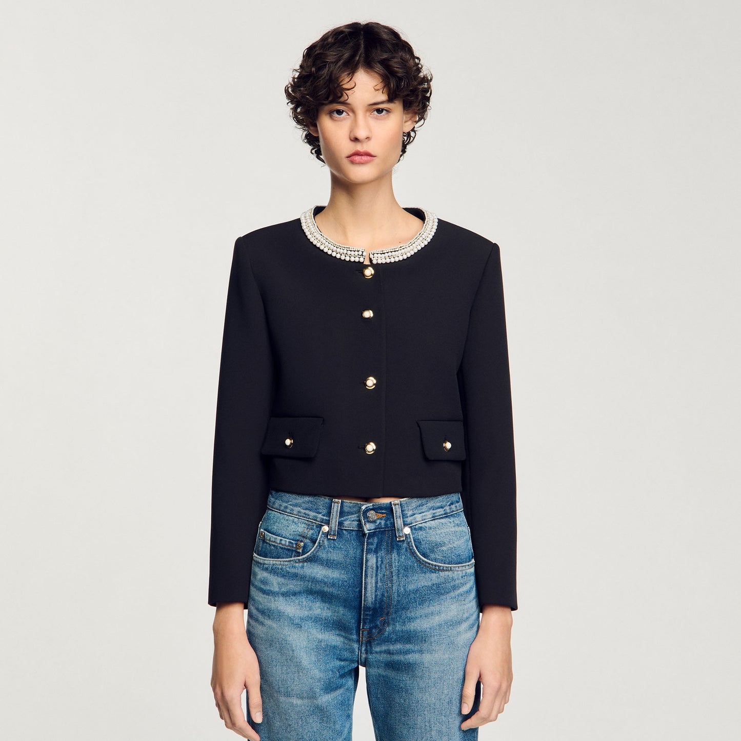 Chaqueta con cuello de pedrería