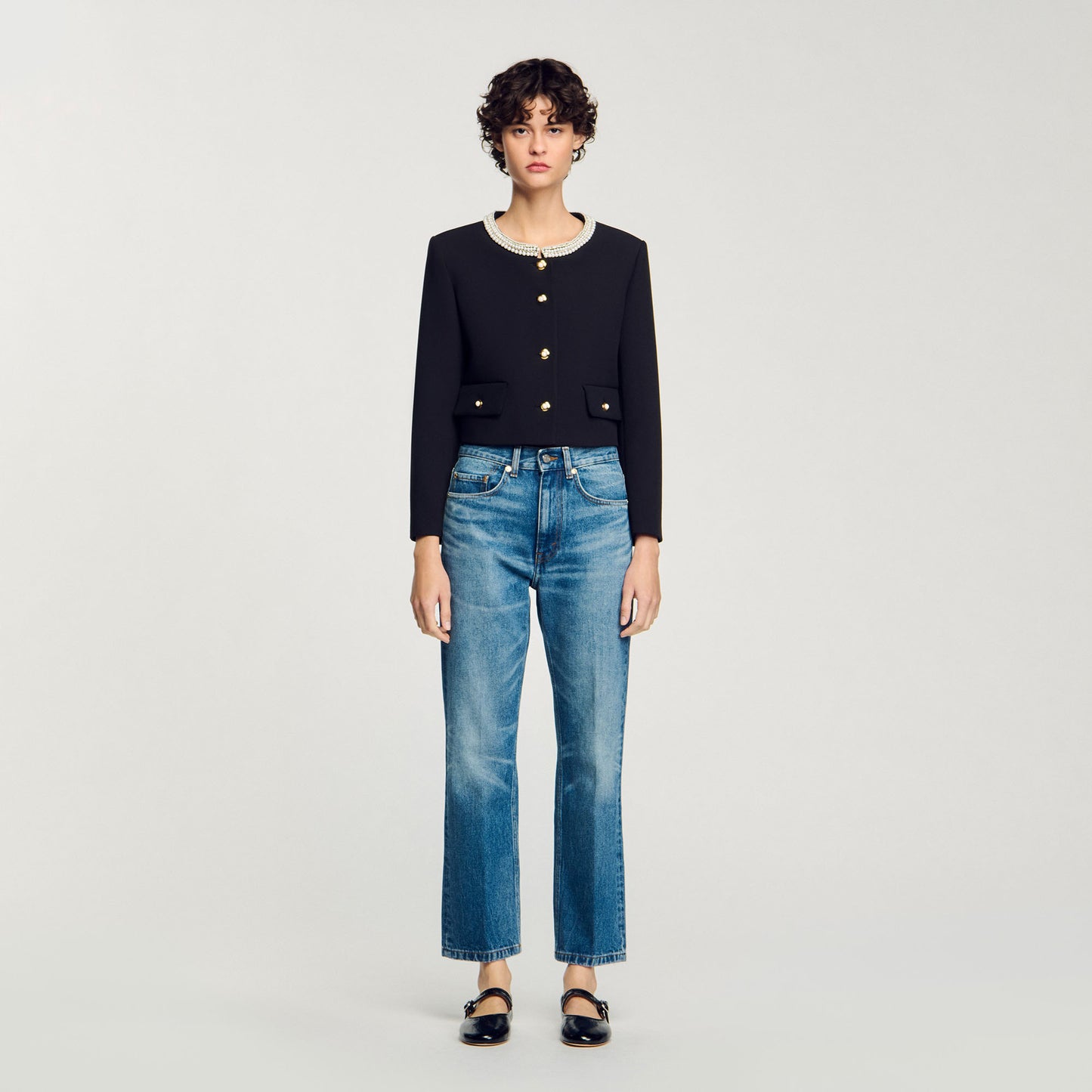Chaqueta con cuello de pedrería