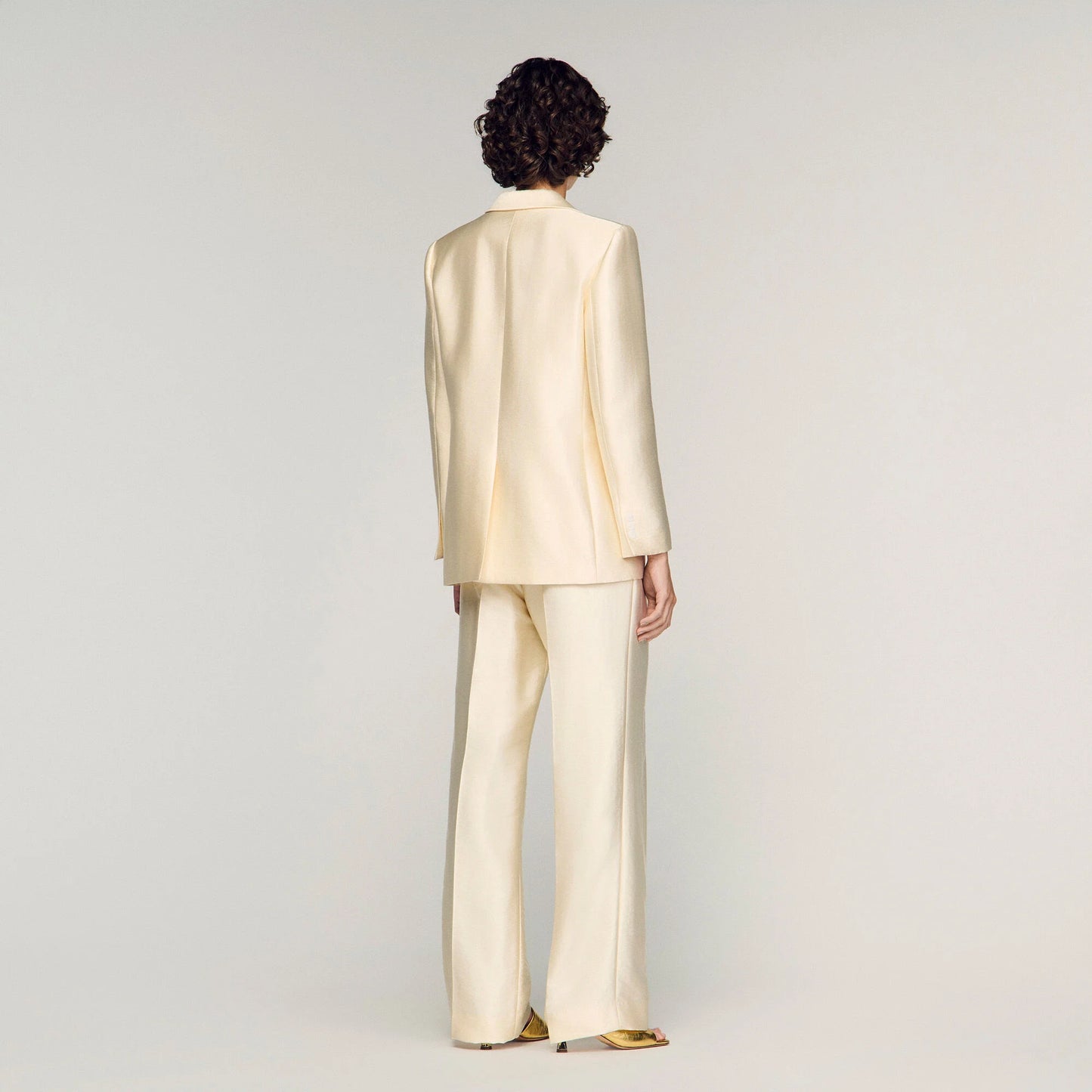 Chaqueta satinada con detalle flor