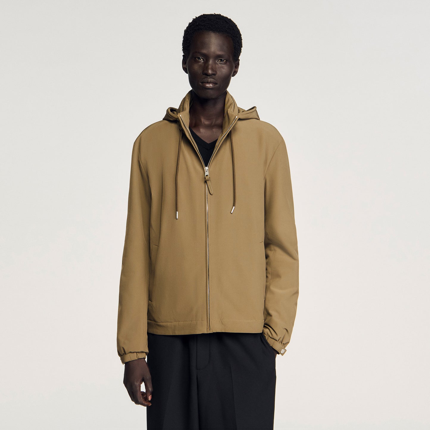 Cazadora con capucha y cremallera