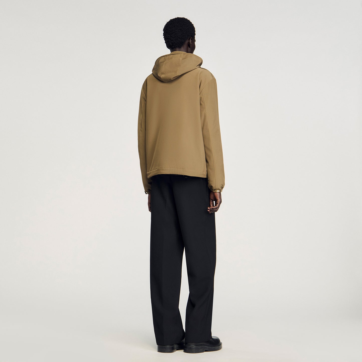 Cazadora con capucha y cremallera