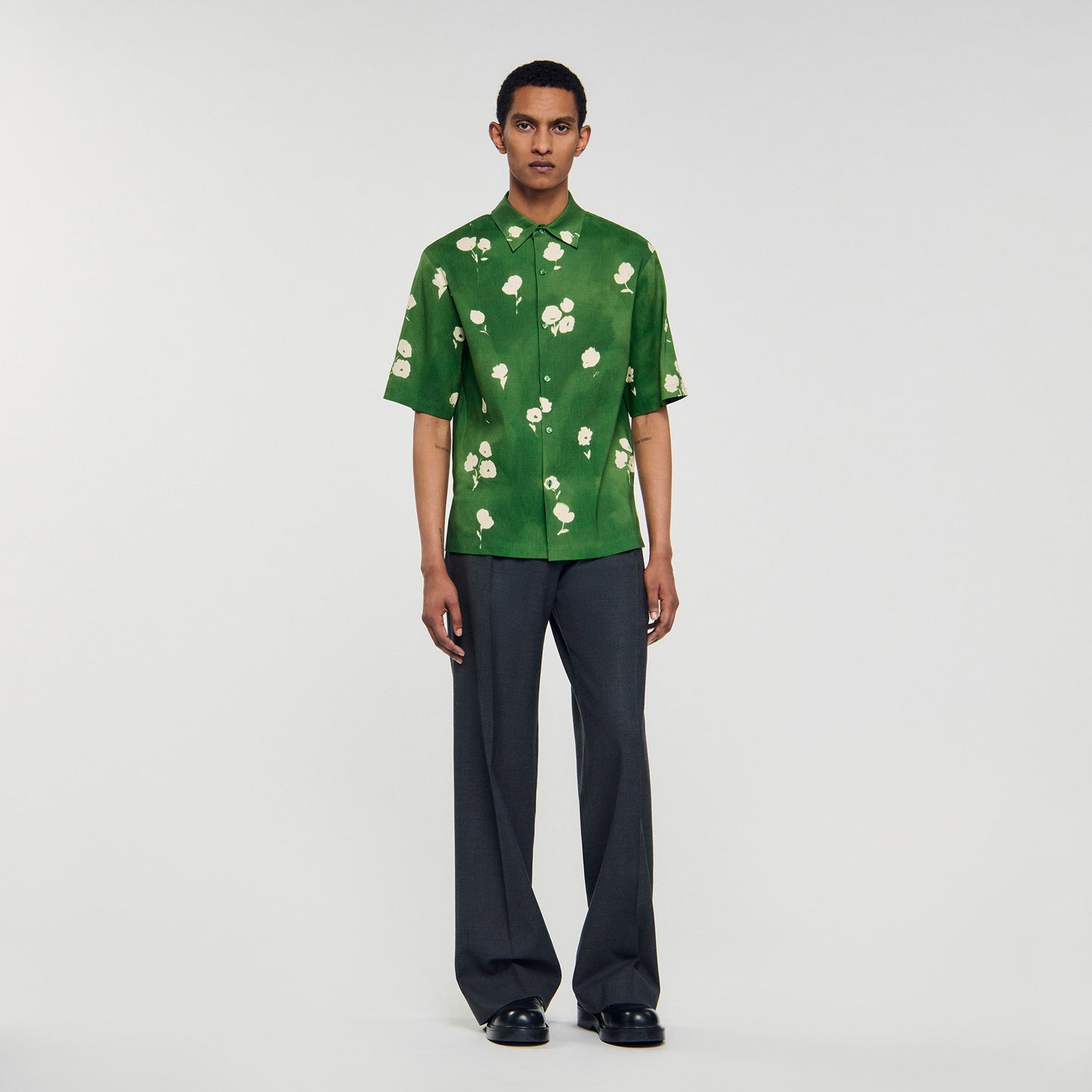 Camisa con estampado de flor