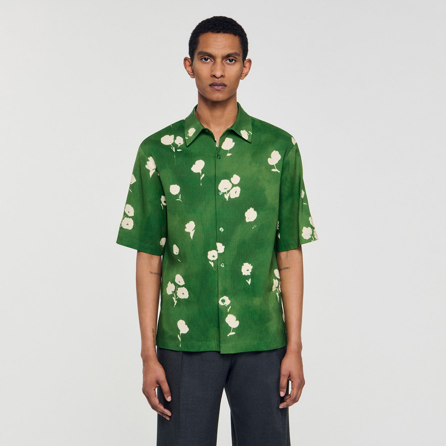 Camisa con estampado de flor