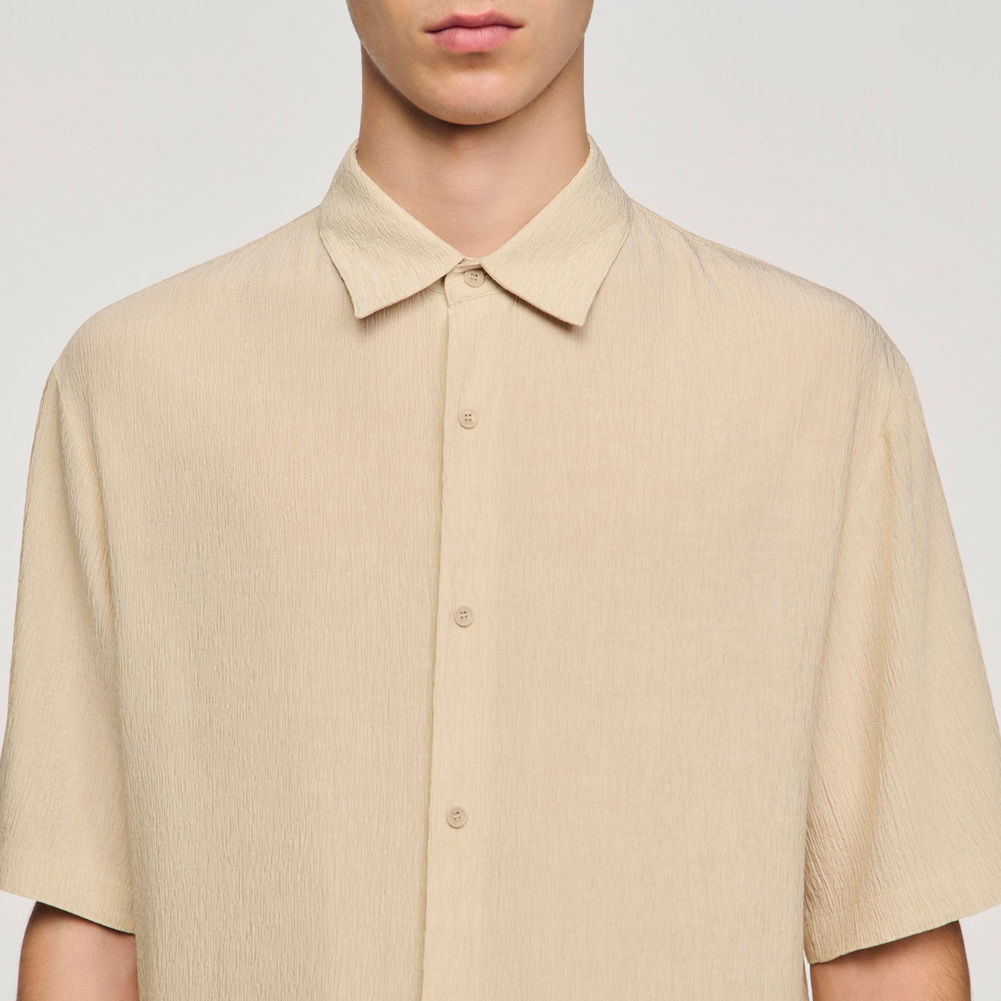 Camisa plisada con cuello italiano