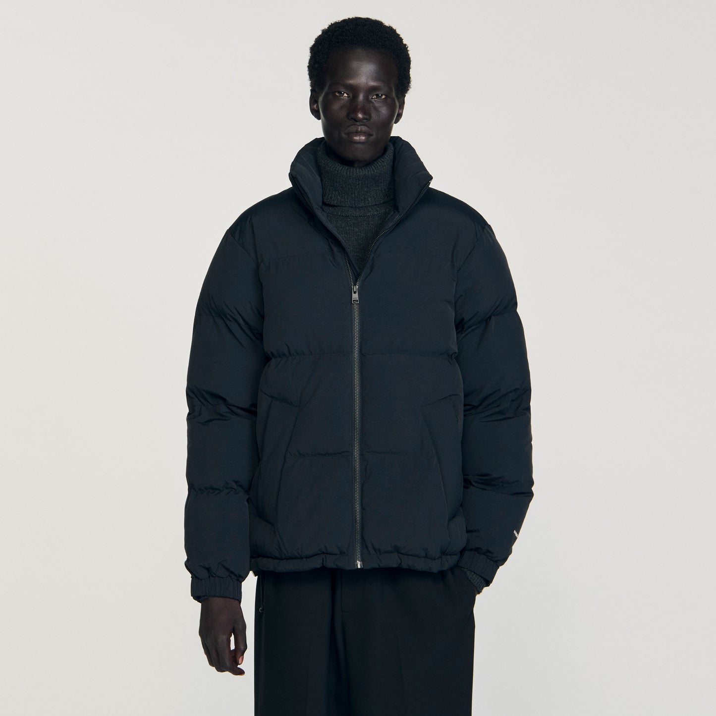 Anorak con capucha y cuello alto