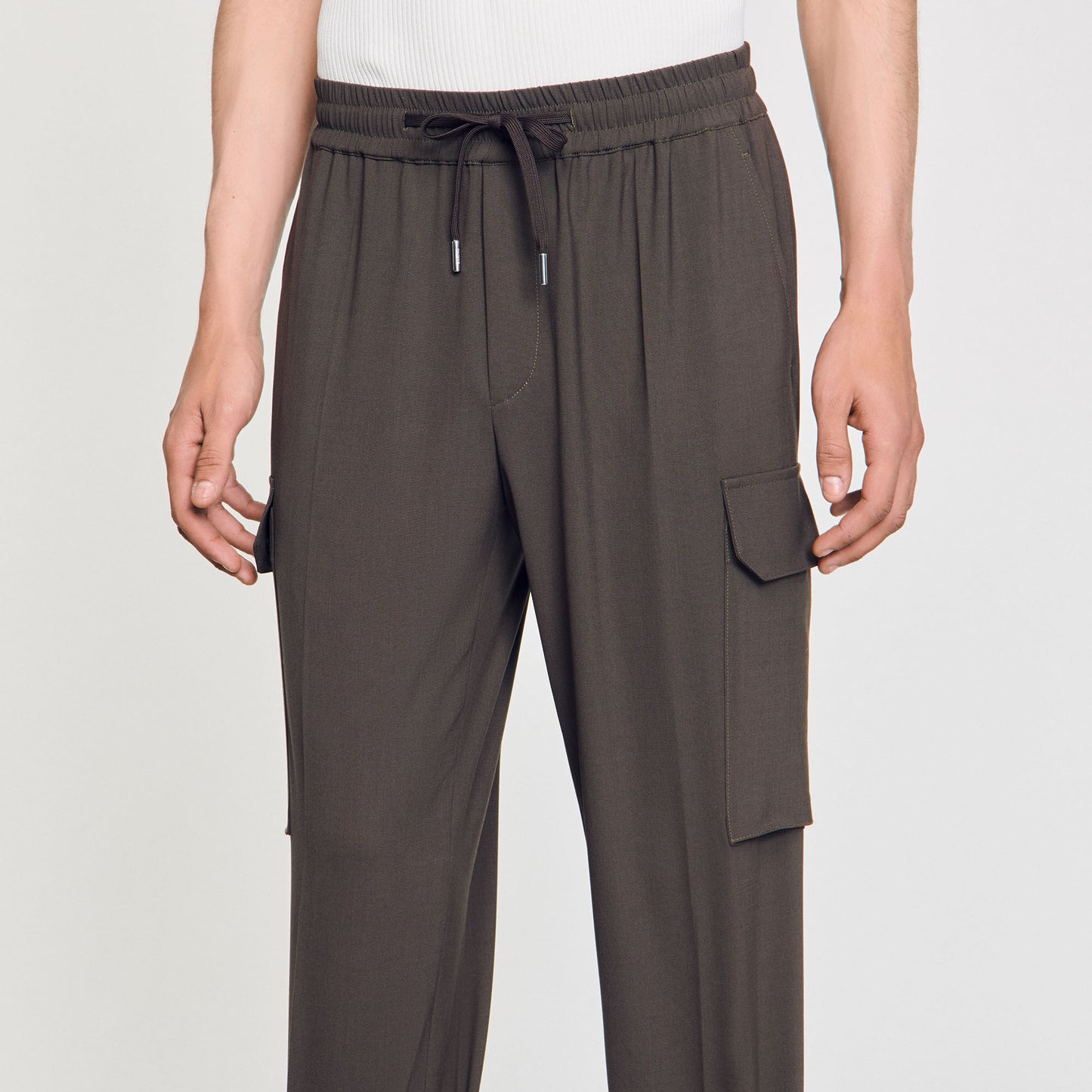 Pantalón cargo elástico