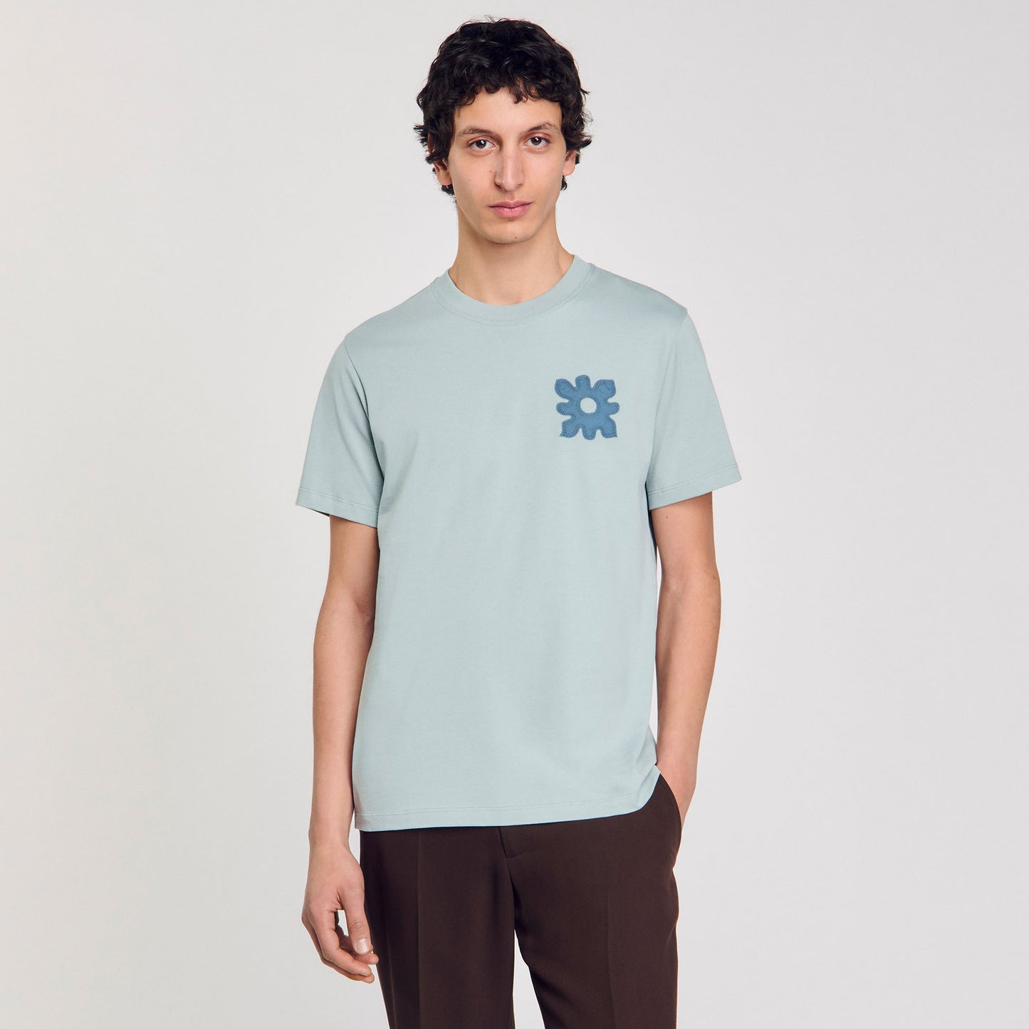 Camiseta con detalle de flor
