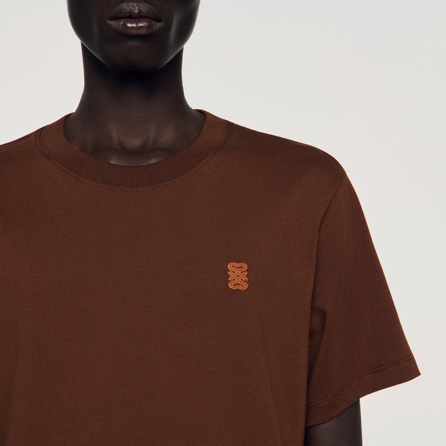 Camiseta con logo de cuero