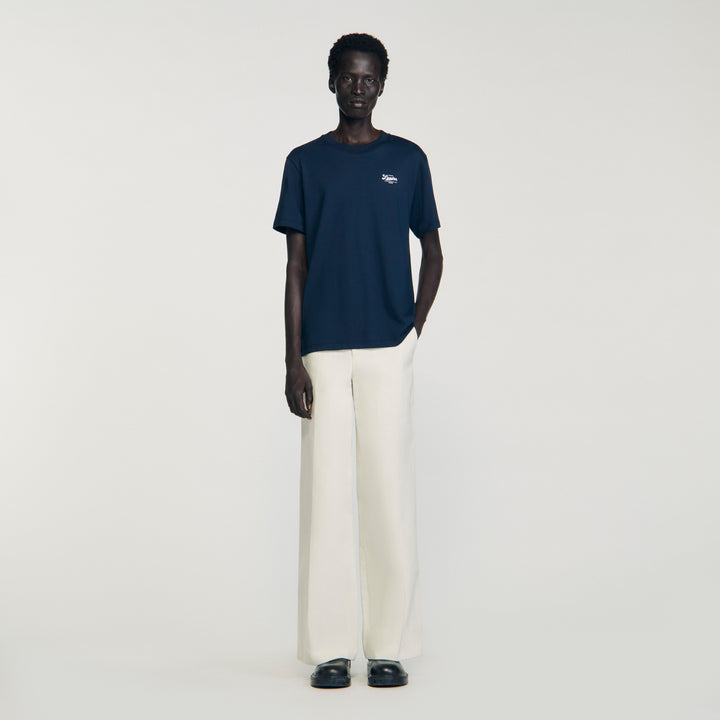 Camiseta con logotipo aplicado