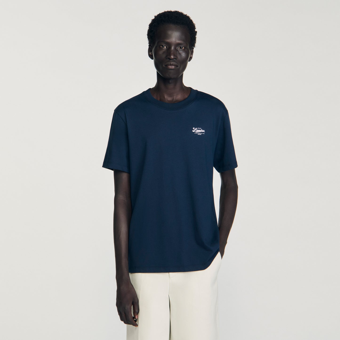 Camiseta con logotipo aplicado