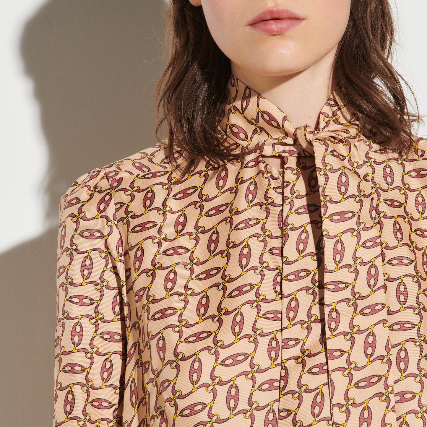 Camisa estampada con cuello de corbata Chainy