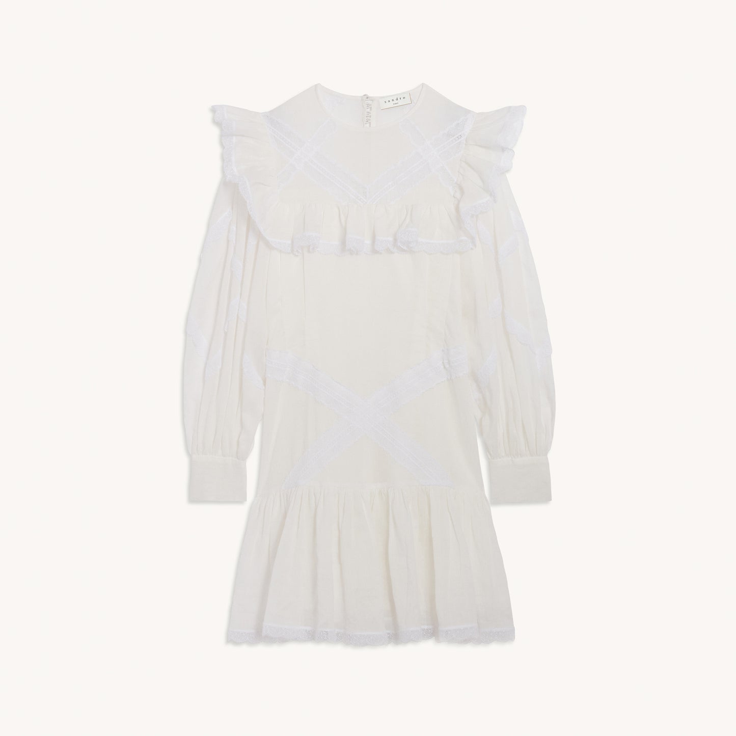 Vestido corto, volantes y pasamanos