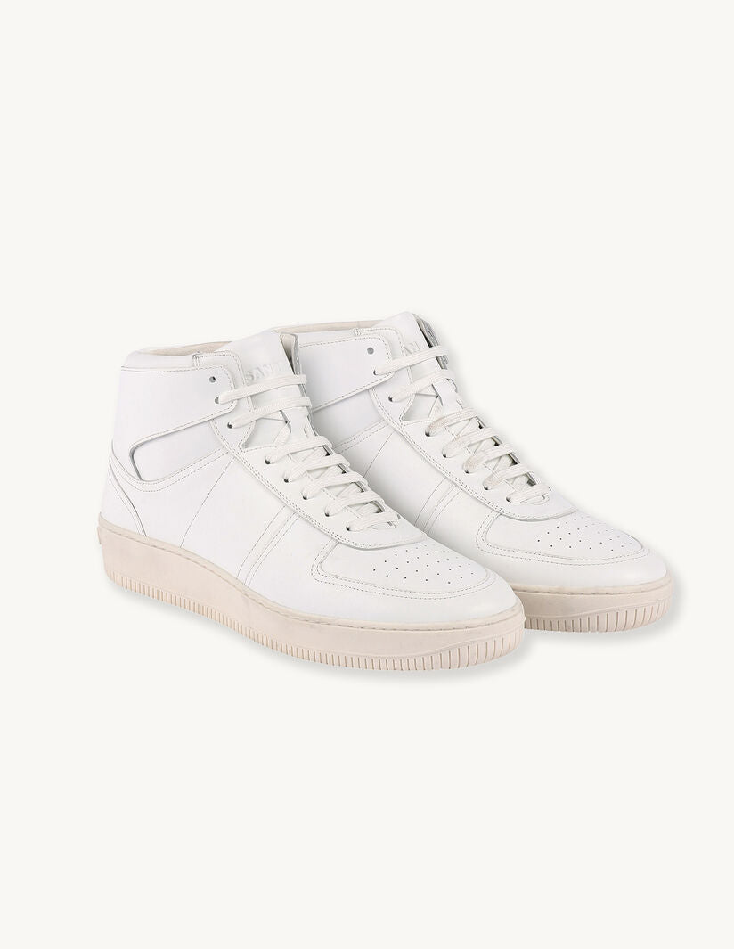 Sneakers altas de pie