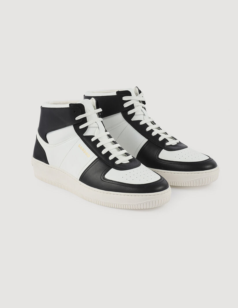 Sneakers altas de pie