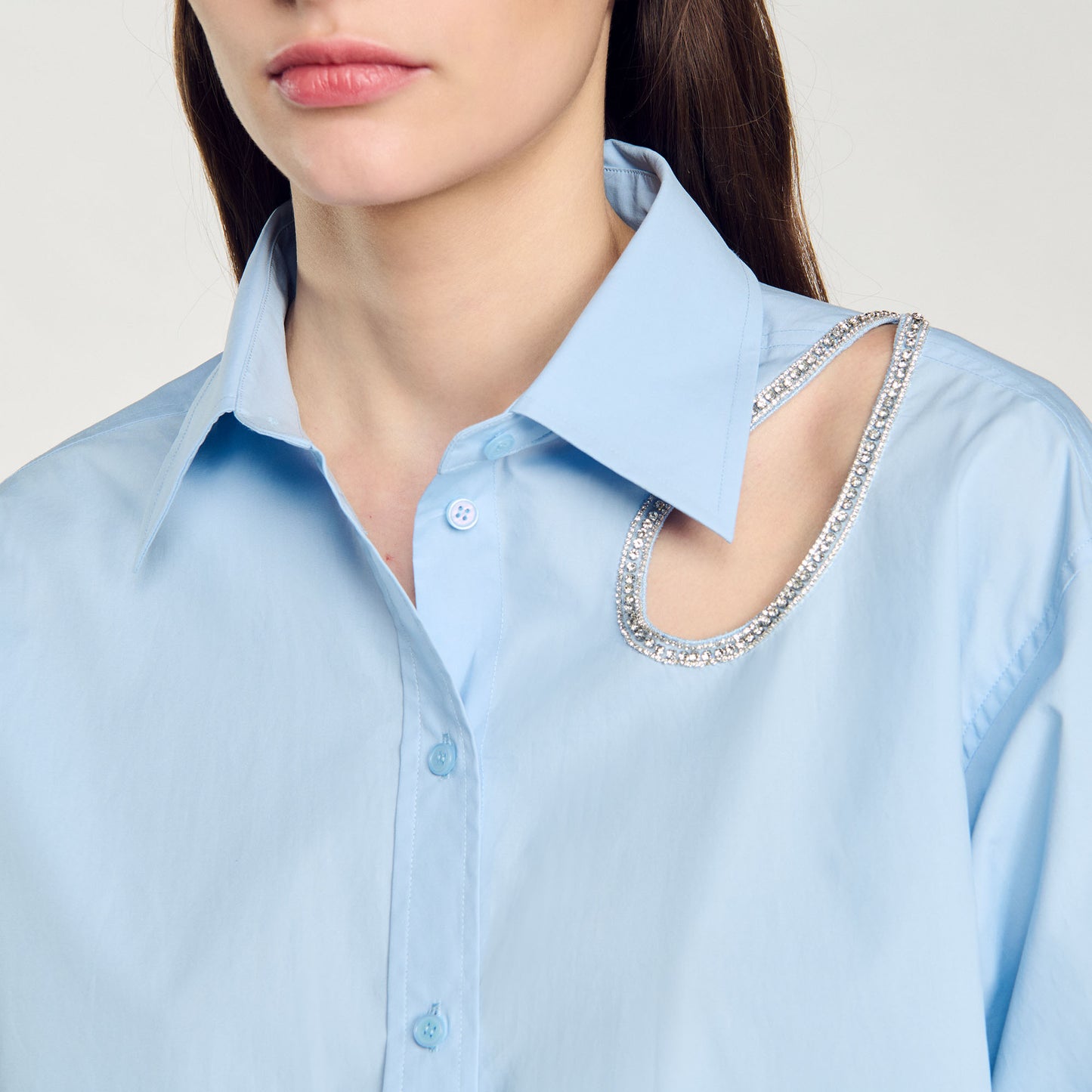 Camisa con detalle de gota y brillantes